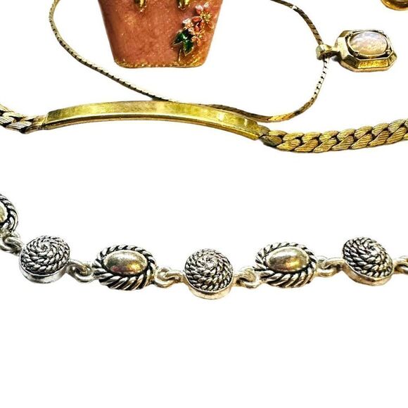 AVON Vintage Bundle Lot of 7 Avon Goldtone Jewelry Pieces 3 Necklaces 3 Brooches - Picture 3 of 9